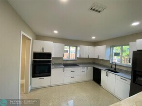 570 SE 2nd Ave in Pompano Beach, FL - Foto de edificio - Building Photo