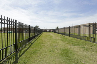 Crest Manor Apartments in Lewisville, TX - Building Photo - Building Photo