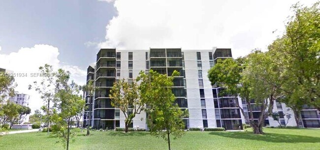 3401 N Country Club Dr in Aventura, FL - Building Photo - Building Photo