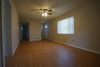 1050 E 90th Ave in Thornton, CO - Foto de edificio - Building Photo