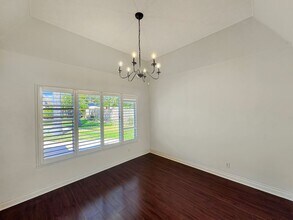 323 Via Del Astro in Oceanside, CA - Foto de edificio - Building Photo