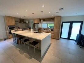 6910 SW 64th Ave in South Miami, FL - Building Photo