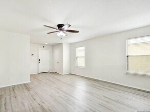 7711 Stable View in San Antonio, TX - Building Photo - Building Photo