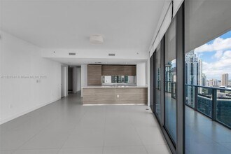 1300 S Miami Ave in Miami, FL - Foto de edificio - Building Photo