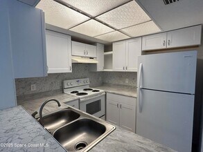 987 Sonesta Ave NE, Unit 108 in Palm Bay, FL - Foto de edificio - Building Photo