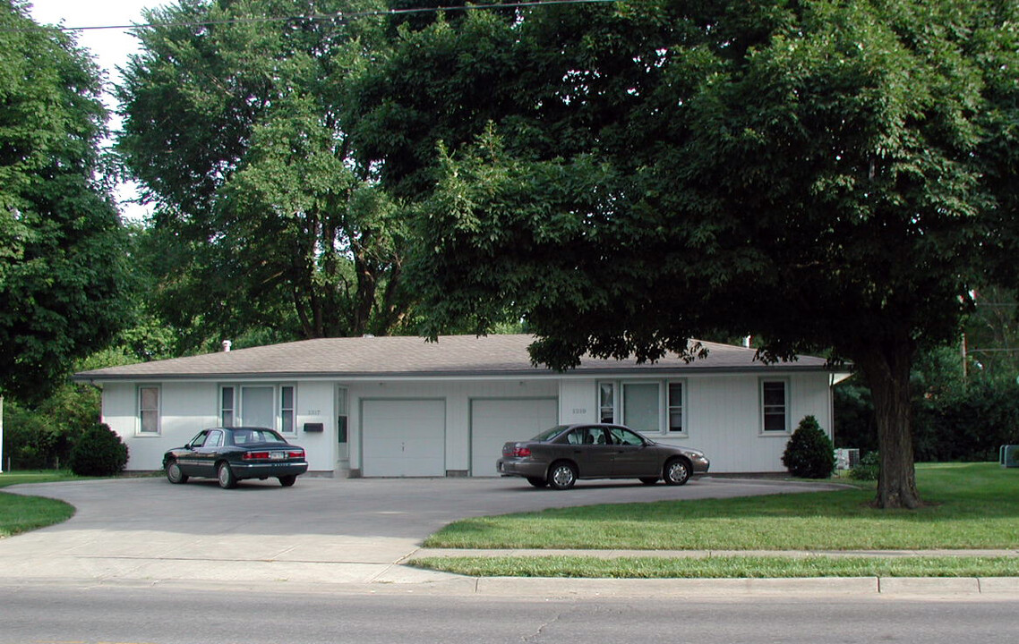 1323 W 19th St in Lawrence, KS - Foto de edificio