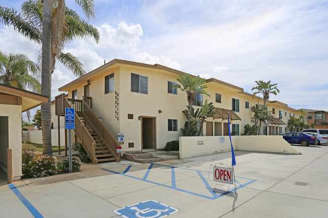 Palm Garden Apartments in Imperial Beach, CA - Foto de edificio - Building Photo