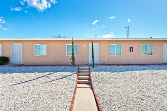 15564 Hesperia Rd in Victorville, CA - Building Photo - Primary Photo