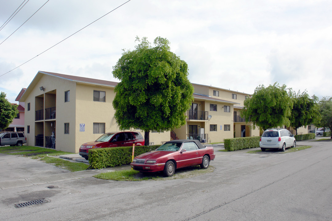 1465 W 42nd Pl in Hialeah, FL - Building Photo