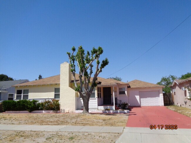 property at 851 W Newgrove St