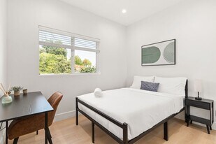 1736 1/2 Kelton Ave in Los Angeles, CA - Building Photo