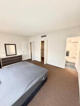 801 Brickell Bay Dr in Miami, FL - Building Photo - Building Photo
