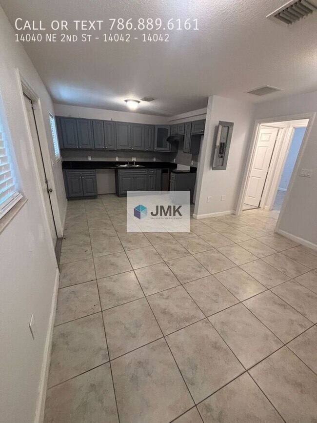 14040 NE 2nd St in Miami, FL - Building Photo - Building Photo