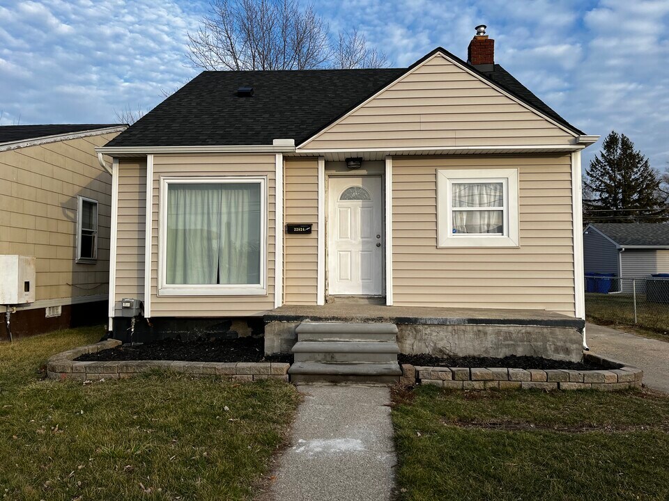 22824 Mac Arthur Blvd in Warren, MI - Building Photo