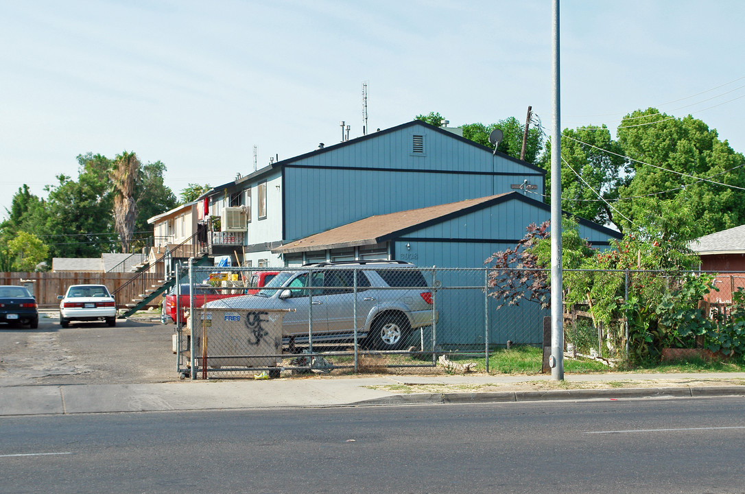 3928-3938 E Olive Ave in Fresno, CA - Building Photo