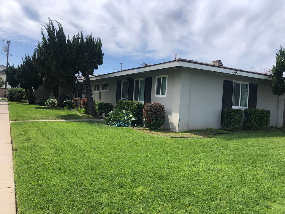 7902 Ronald Drive in Huntington Beach, CA - Building Photo