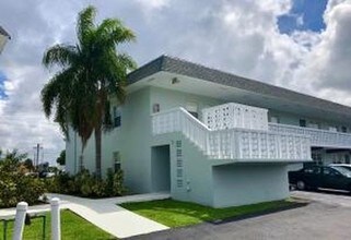 2708 Vandiver Dr-Unit -13c in West Palm Beach, FL - Building Photo - Building Photo