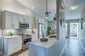 851 Gulf Pavillion Dr-Unit -202 in Naples, FL - Foto de edificio - Building Photo