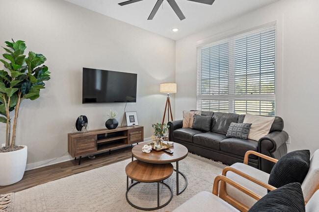 738 Douglas Ave in Nashville, TN - Foto de edificio - Building Photo