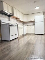 887 Varnum Ave in Lowell, MA - Building Photo