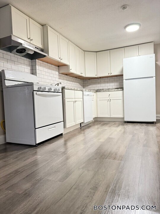 887 Varnum Ave in Lowell, MA - Building Photo