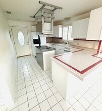 135 178th Ave W, Unit Upper in Redington Shores, FL - Foto de edificio - Building Photo