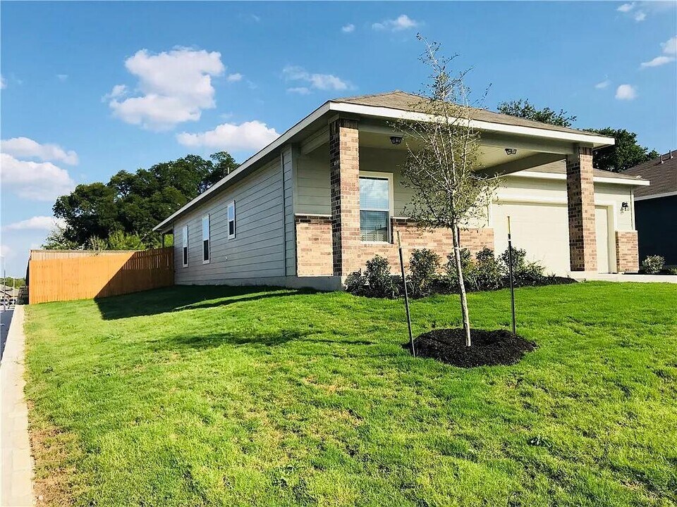13813 Harrisglenn Dr in Pflugerville, TX - Building Photo