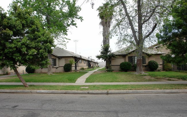 14635 Blythe St in Panorama City, CA - Foto de edificio - Building Photo