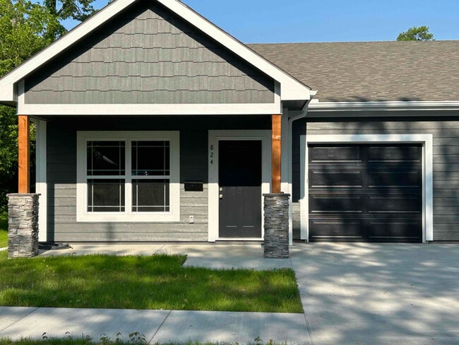 820 S Poplar St in Ottawa, KS - Building Photo - Building Photo