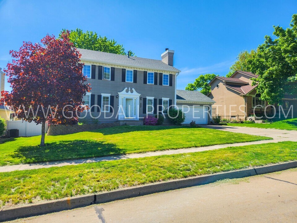 1828 NW 87th Pl in Clive, IA - Building Photo