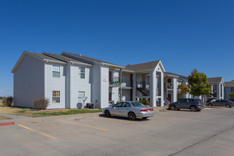 Westfield Apartment Homes in Hugoton, KS - Foto de edificio - Building Photo