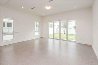 8250 NW 33rd Terrace in Doral, FL - Building Photo - Building Photo