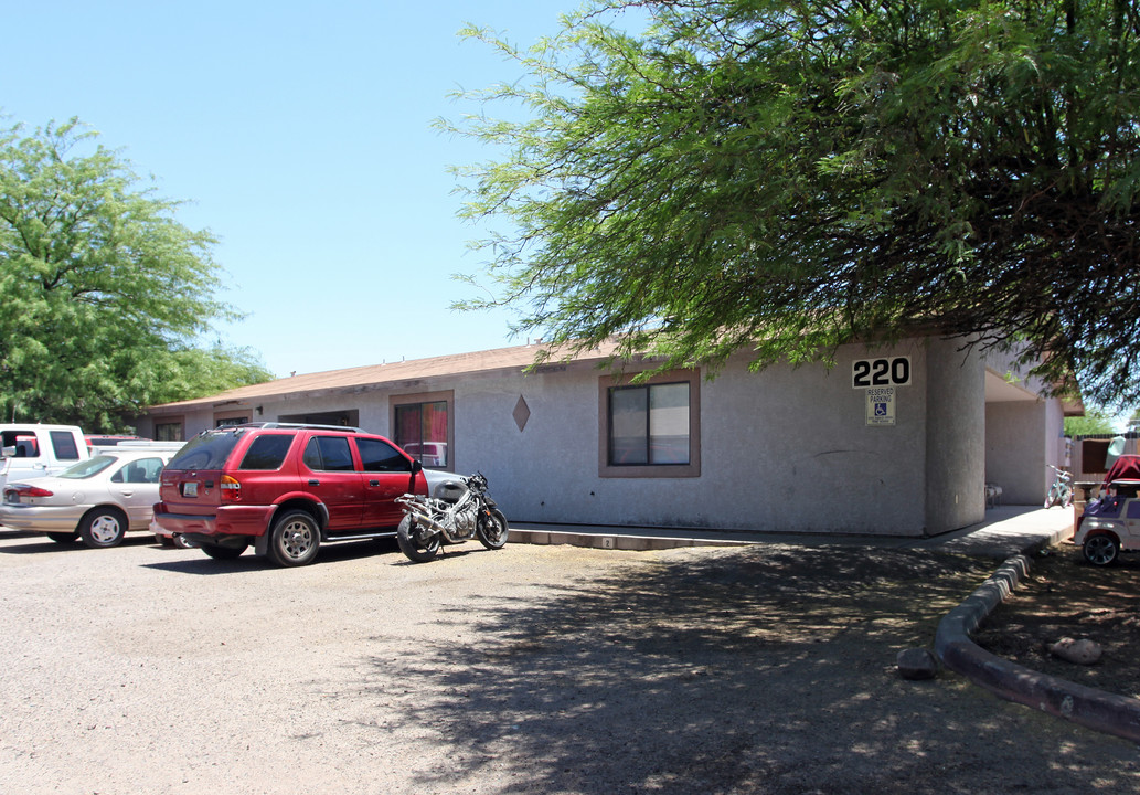 220 West Roger Road in Tucson, AZ - Building Photo