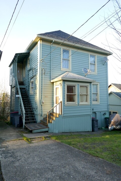 3050 Grand Ave in Astoria, OR - Building Photo