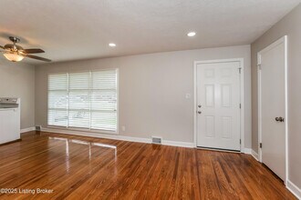 5505 W Pages Ln in Louisville, KY - Foto de edificio - Building Photo