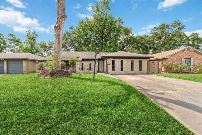 5618 Briarwick Ln in Houston, TX - Building Photo - Building Photo