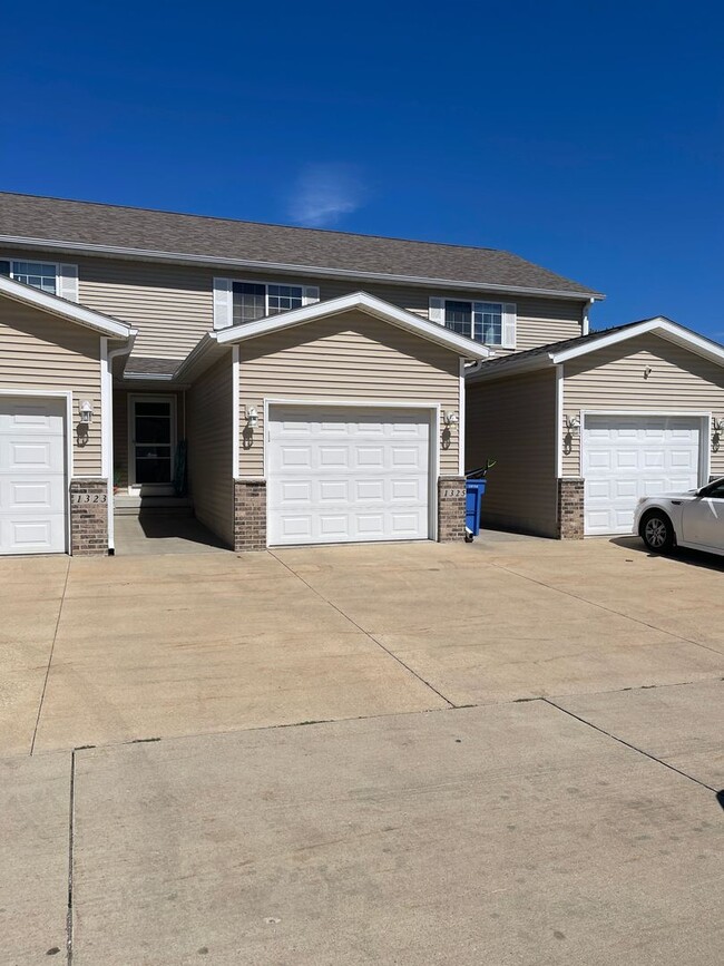 property at 1325 Creekside Ct
