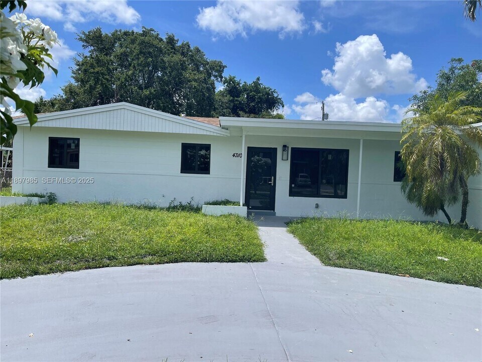 4310 NW 182nd St in Miami Gardens, FL - Building Photo