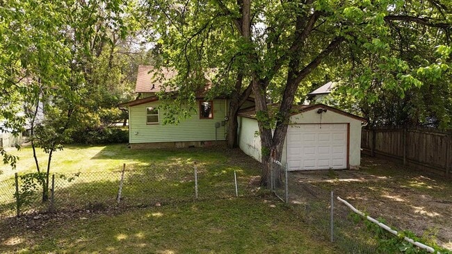 719 5th St NE in Minot, ND - Foto de edificio - Building Photo