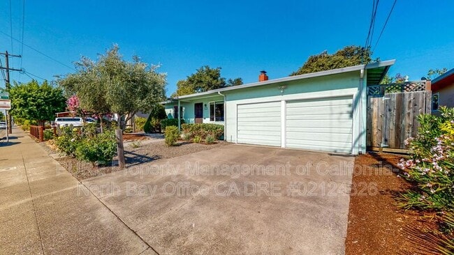 652 Corlano Ave in Santa Rosa, CA - Foto de edificio - Building Photo