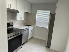 2300 E Crystal Lake Ave in Orlando, FL - Building Photo