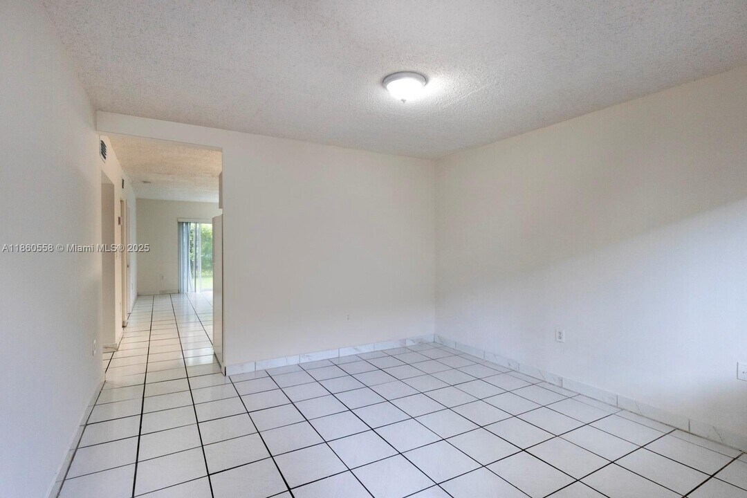 11501 NW 2nd St in Miami, FL - Foto de edificio