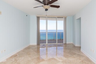 17201 Collins Ave in Sunny Isles Beach, FL - Foto de edificio - Building Photo