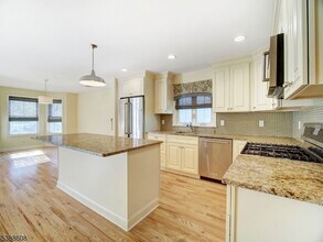 82 Pine St in Verona, NJ - Building Photo - Building Photo