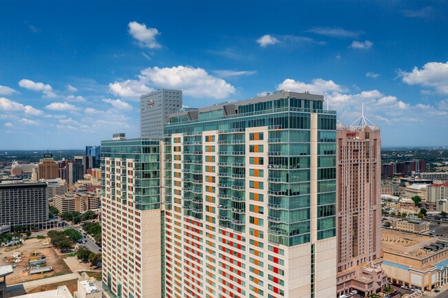Alteza Residences in San Antonio, TX - Foto de edificio - Building Photo