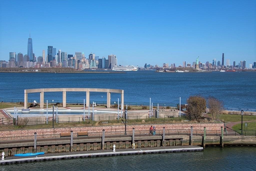 109 Shearwater Ct E in Jersey City, NJ - Building Photo
