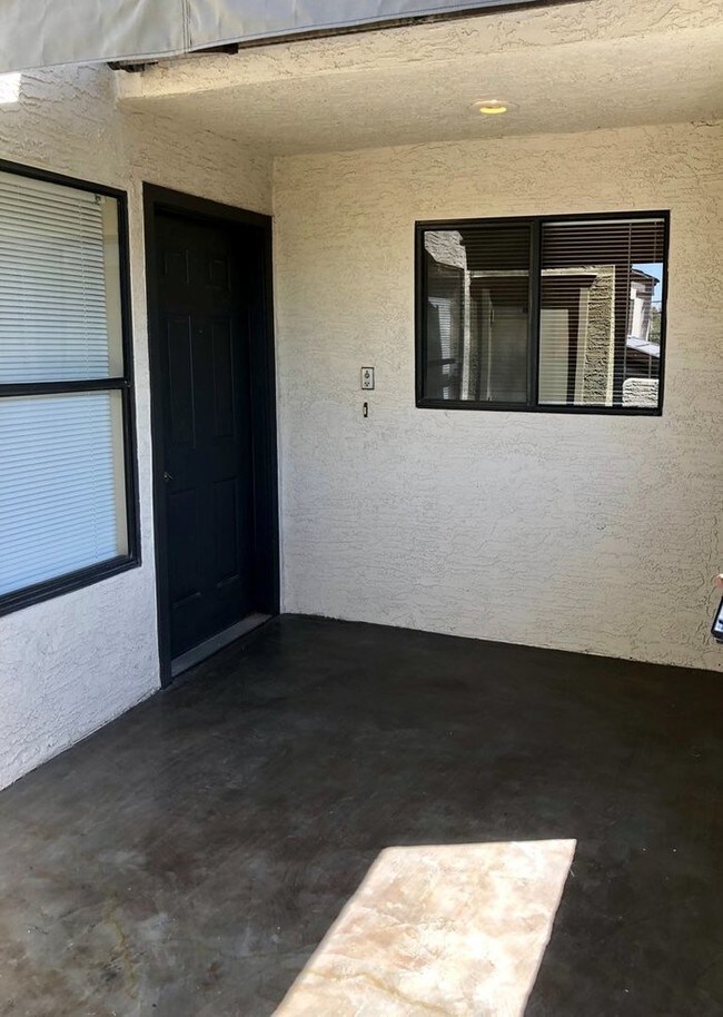 4201 N 20th St-Unit -202 in Phoenix, AZ - Building Photo - Building Photo