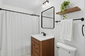 999 Salmon Creek Rd in Lansing, NY - Foto de edificio - Building Photo