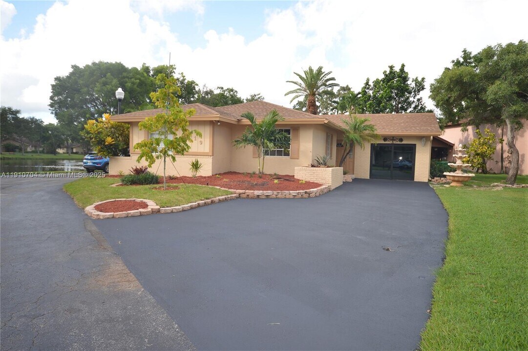 2119 Nova Village Dr in Davie, FL - Building Photo