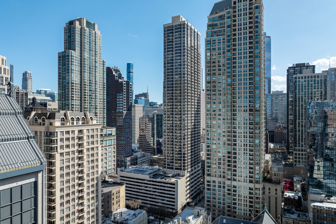 30 E Huron St in Chicago, IL - Building Photo